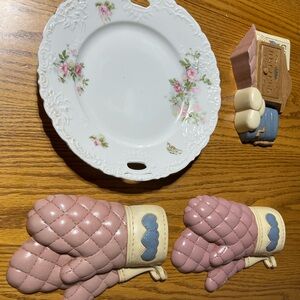Floral Plate with Pink Quilted Mitts. Home Interior Wall Pockets